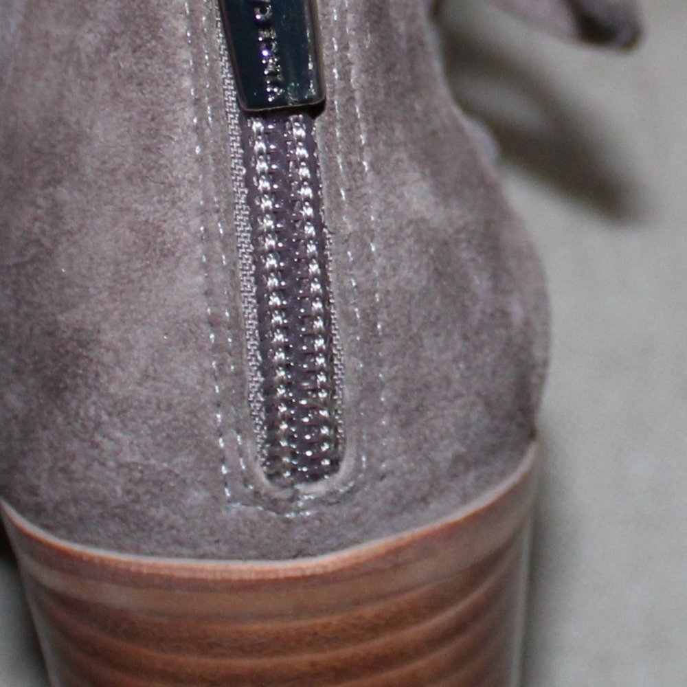 13A LADIES VINCE CAMUTO LACE UP HEELS - 6 - TAUPE - Picture 9 of 9